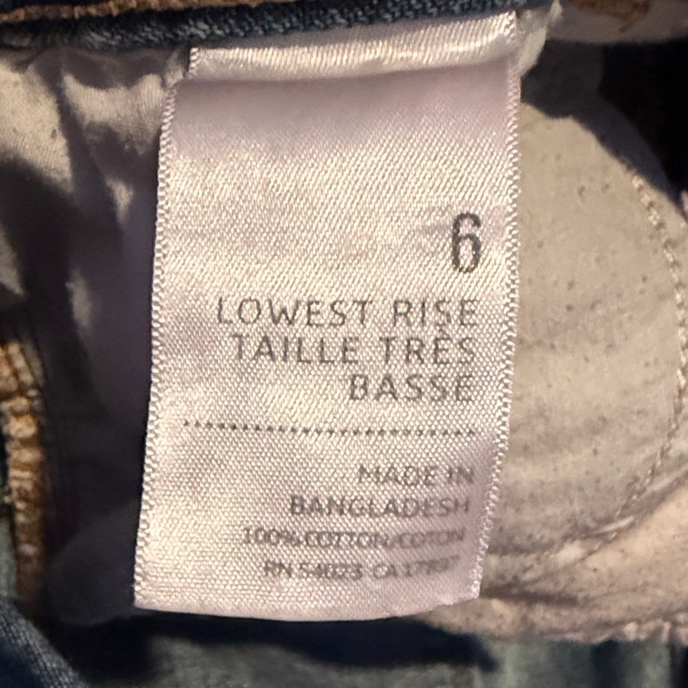 16.| Old Navy | Women’s Medium Blue Denim Shorts - Picture 4 of 4